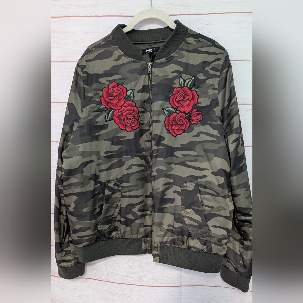 EUC Torrid  Camouflage Embroidered Bomber Style Jacket Size 1X - Picture 2 of 8